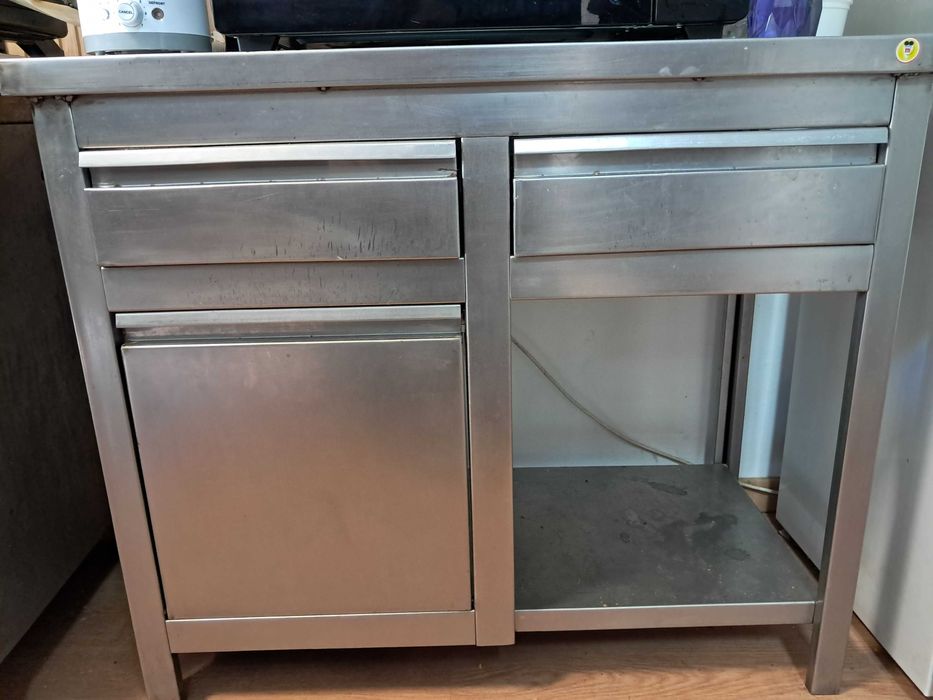 Balcões em inox para cafés e restaurantes usados.
