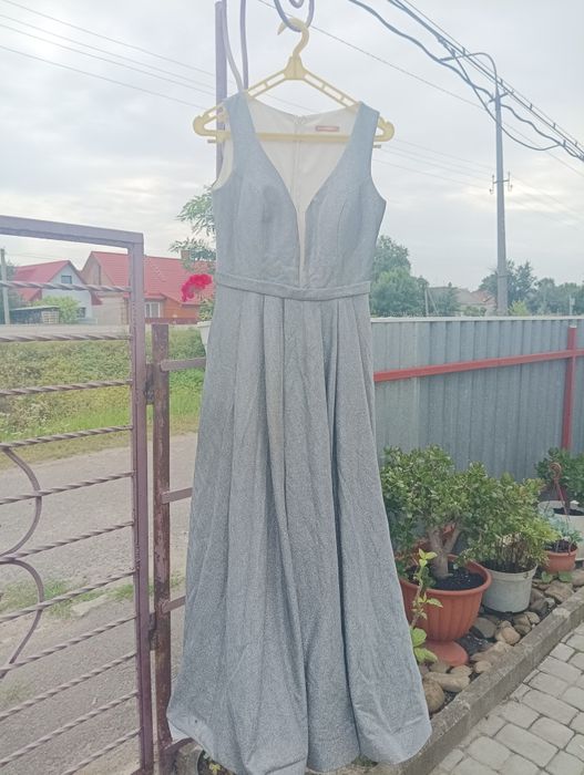 Вишукана сукня сірого кольору