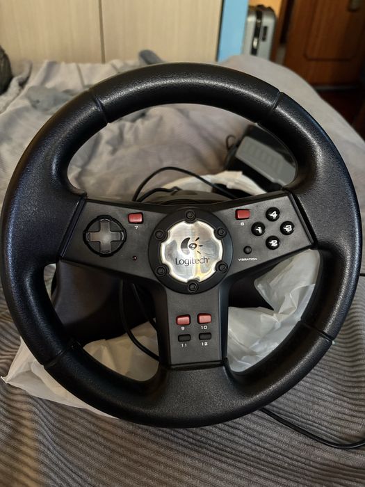 Volante Logitech c Pedais