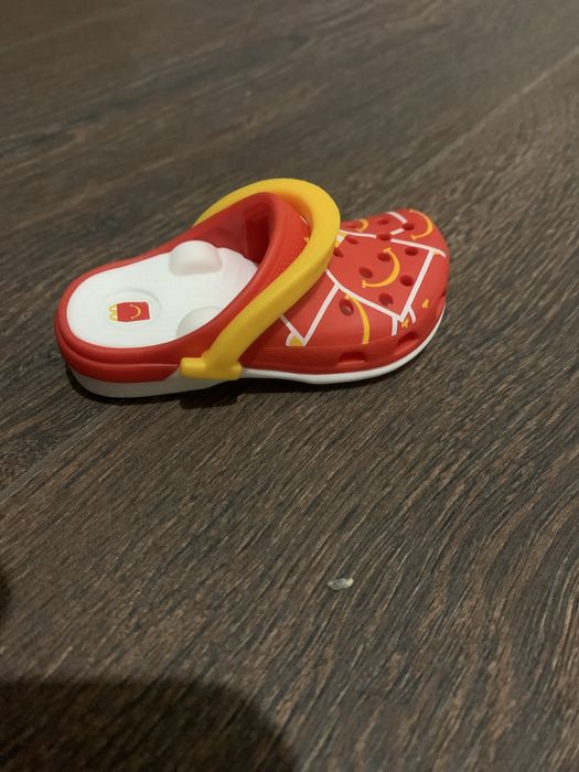 Продаж крокса з МакДональз