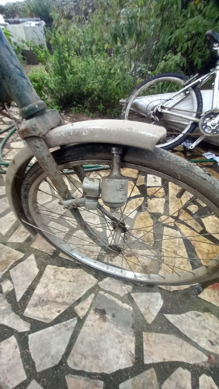 Bicicleta antiga para restauro ,trouxeram na de angola.