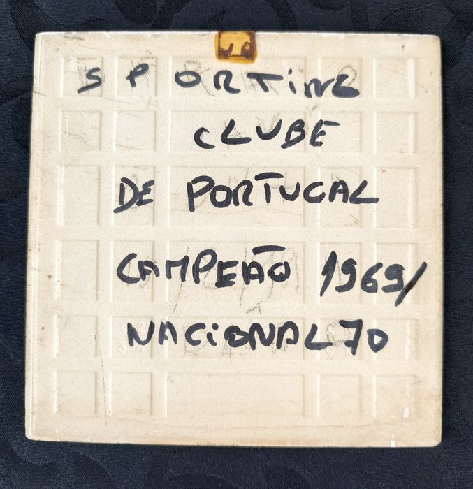 Quadro com pôster comemorativo do Sporting Clube de Portugal e azulejo