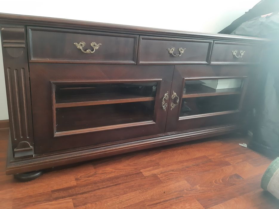 Szafka z przeszkleniem.