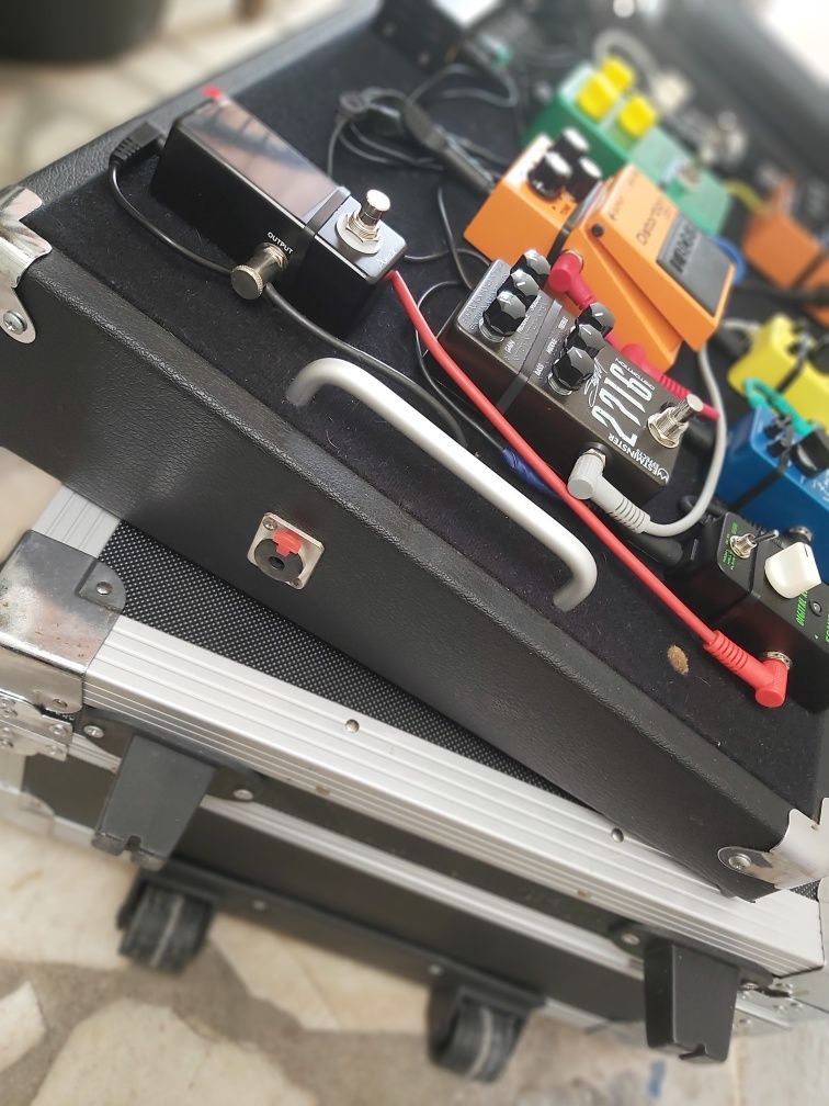 Pedaleira de efeitos com flight case