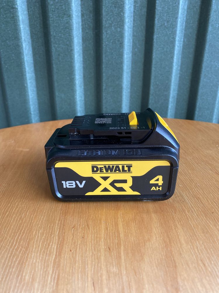 Акумуляторна батарея (акумулятор) DeWALT DCB182 4AH 18V (DCB204)
