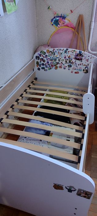 Дитяче ліжко з матрацом і шухлядами.