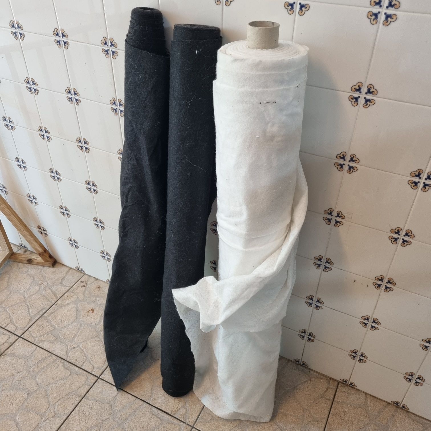 Rolos de tecido feltro preto e branco