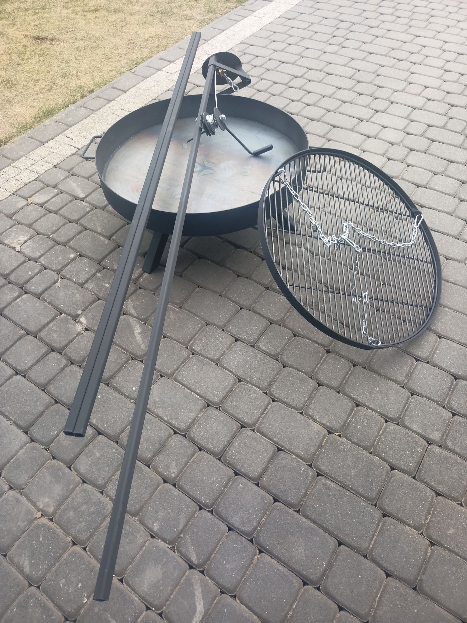 Grill trójnog z paleniskiem