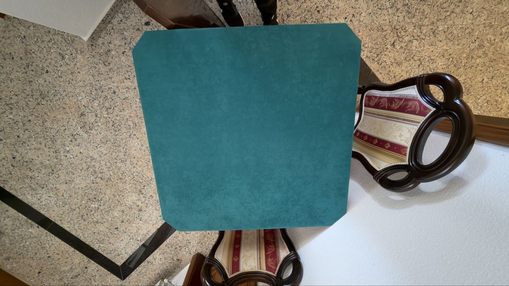 Mesa com varios jogos e cadeiras