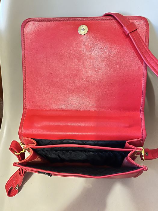 Czerwona skórzana listonoszka .