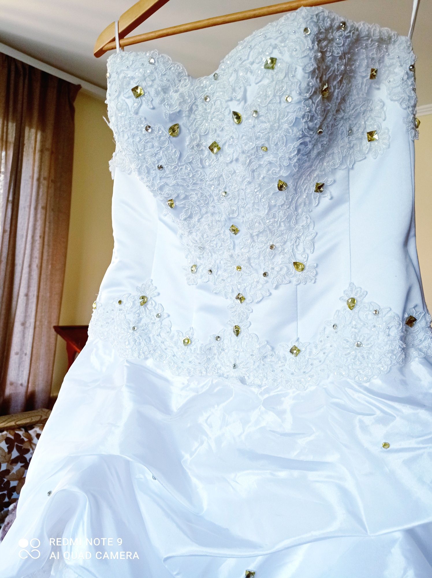 Весільна сукня,біла (плаття)м-xL розмір і туфлі 40р.
