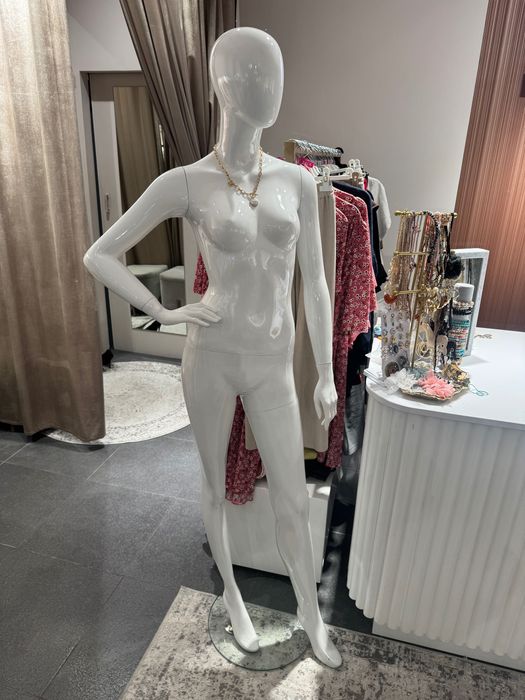 Manekin damski biały połysk