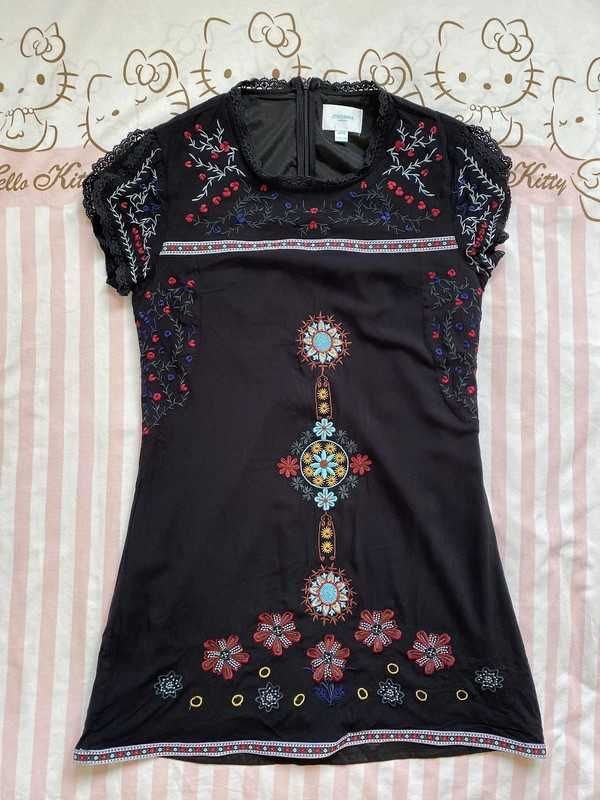 Czarna sukienka z haftowanymi kwiatami Jovonna London M/S 38/36