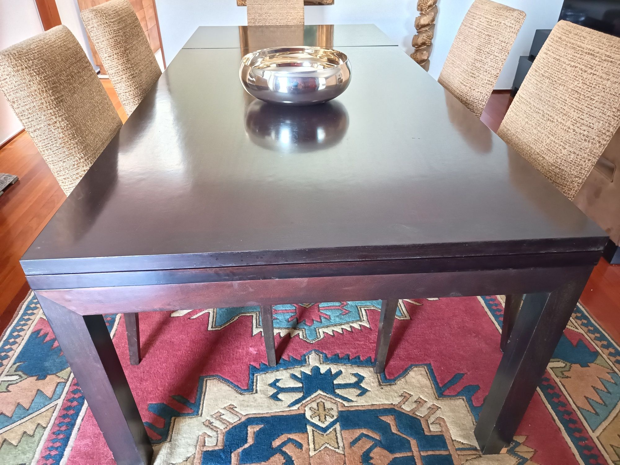 Mesa de sala com oito cadeiras