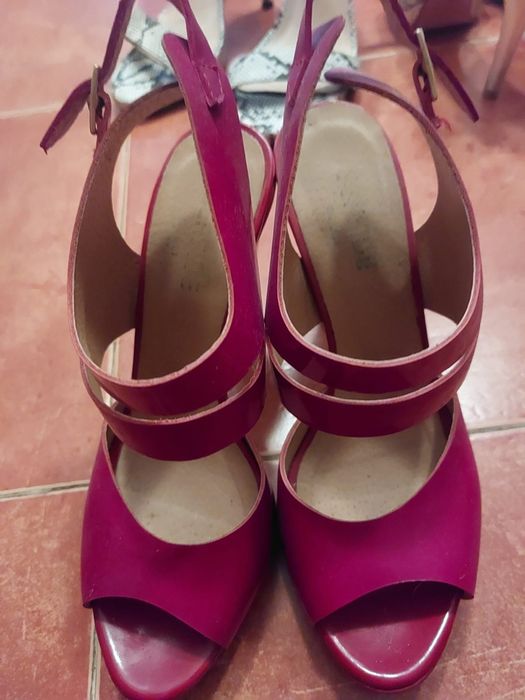 Sapatos e sandalias Novas