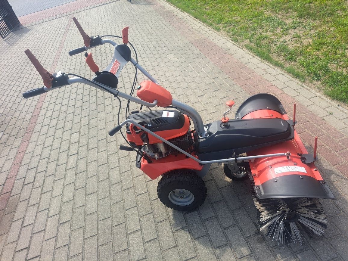Zamiatarka odśnieżarka dzik z napedem czyszczenia kostki polbruku
