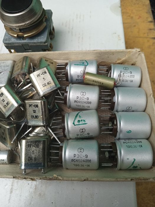 Продам реле і інші деталі одним лотом.