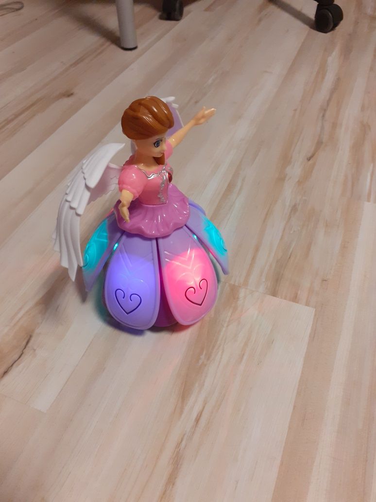 Tańcząca, śpiewająca, świecąca Elsa
