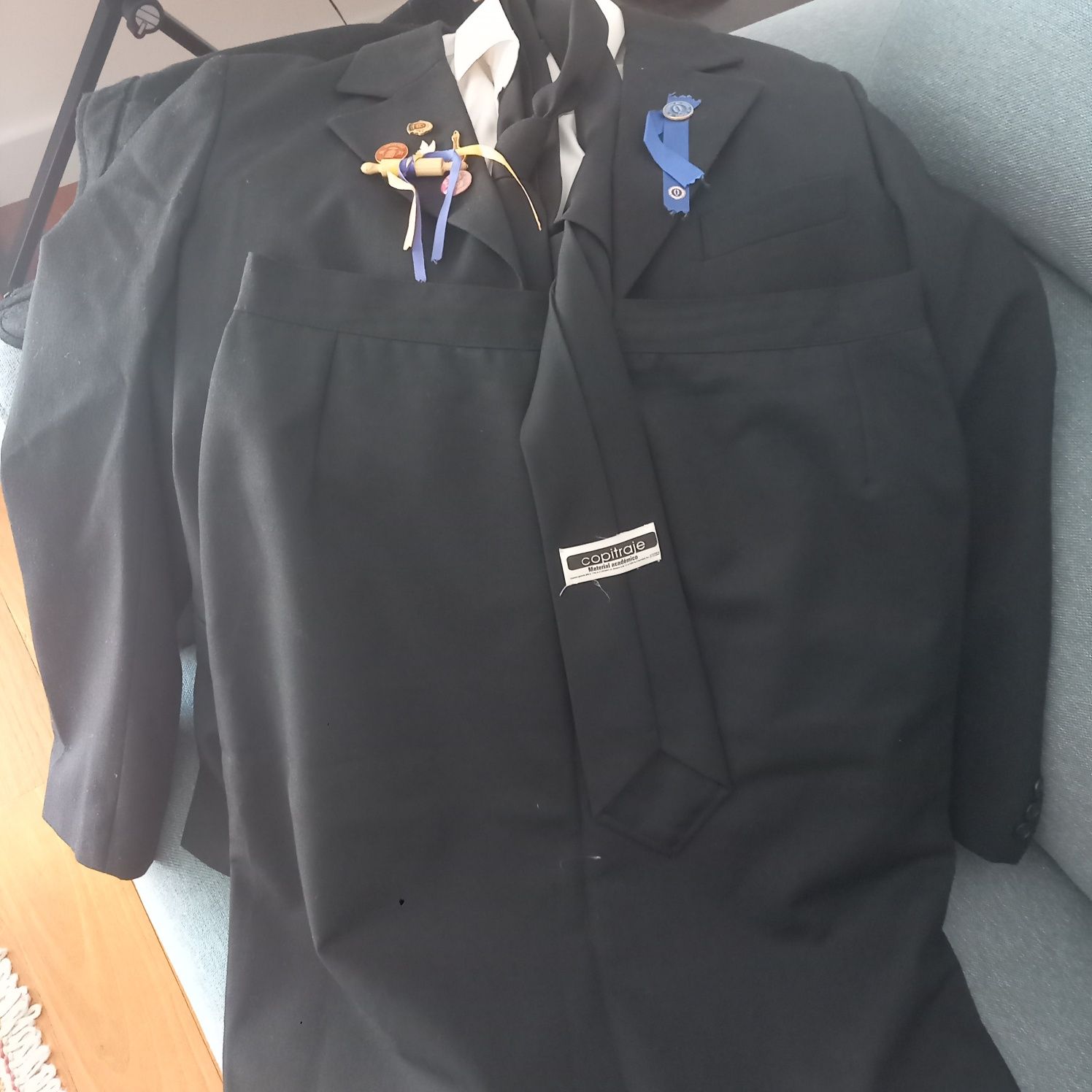 Fato académico com a respetiva capa vestido apenas para bênção das pas