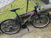 bicicleta preta e vermelha