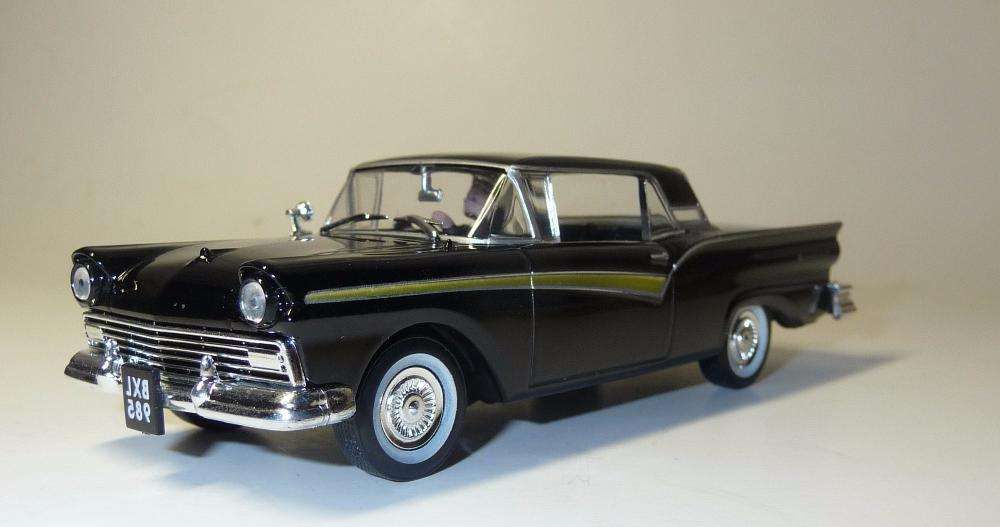 Модель авто 1/43 Ford Fairlane 500 Skyliner 1957 Bond 007 №57