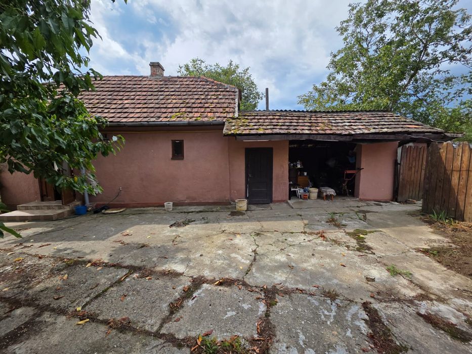 Добрий будинок на дві сім'ї 2.5 км від м. Берегове в с.(Астей) Лужанка