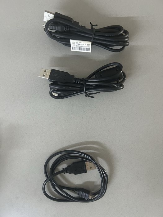 3 Cabos USB → Mini B (79 cm, 103 cm e 124 cm, apenas saídas)
