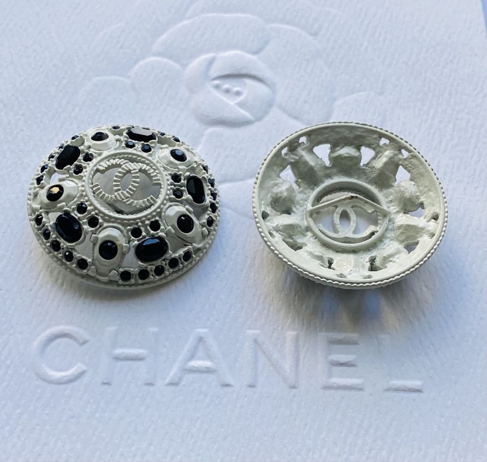 Chanel Логотипы в виде броши