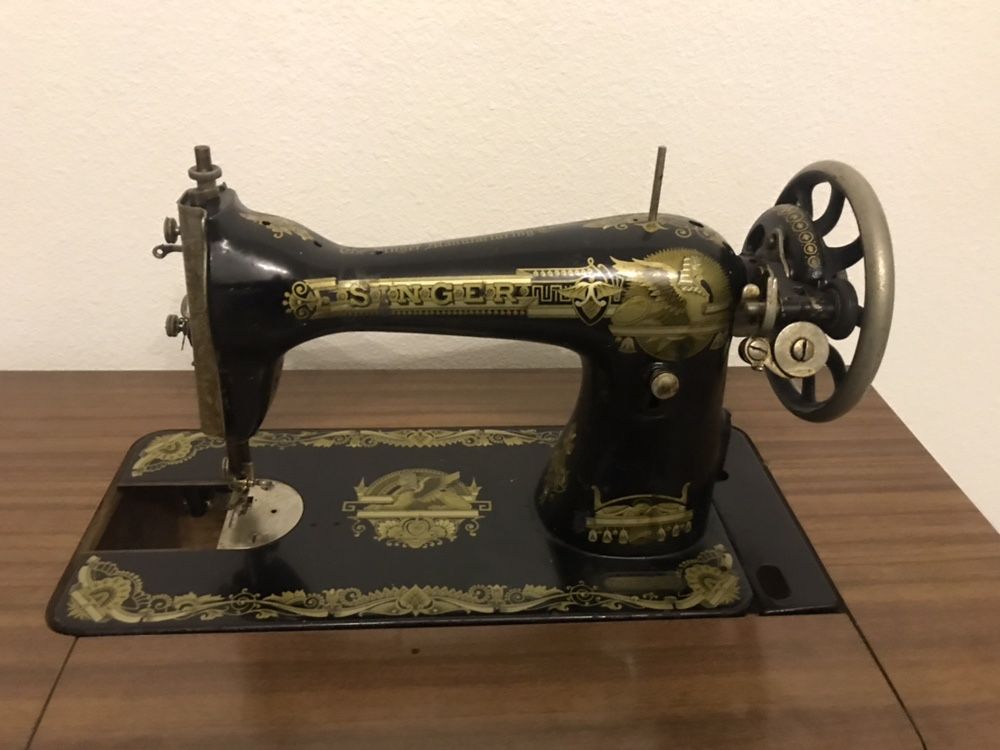 Maquina de costura antiga Singer em muito bom estado.