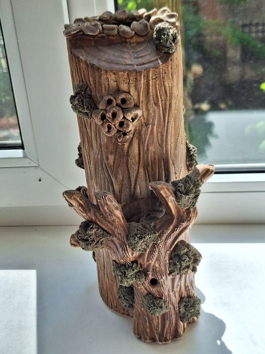 Глинянная ваза для цветов.