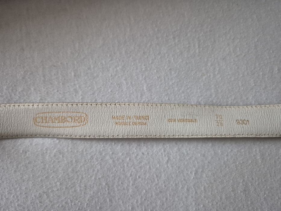 Biały skórzany pasek marki Chambord