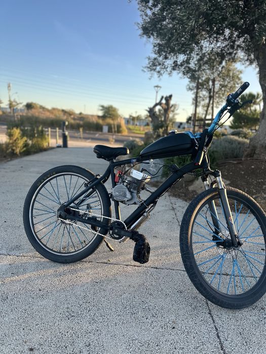 Motorizada 100cc anda muito barulho dela e de mota grande