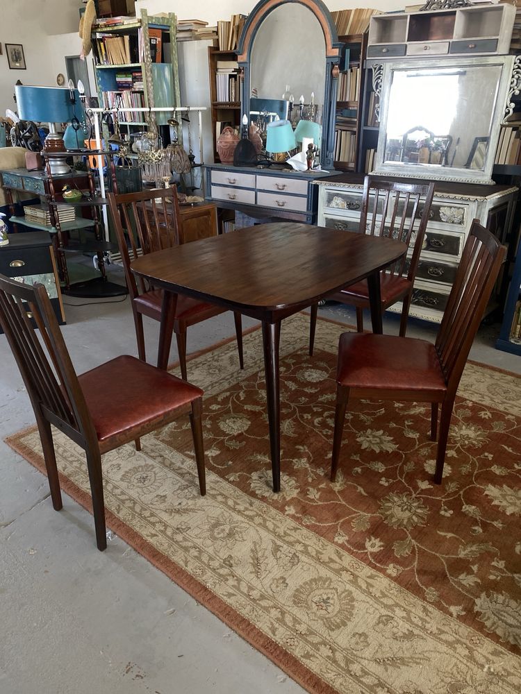 Conjunto de mesa e 5 cadeiras