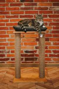 Drewniany drapak dla kota z legowiskiem
