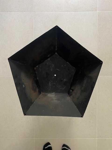 Braseiro hexagonal preto para carvão e lenha exterior