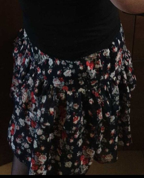 Granatowa spódniczka w kolorowe kwiaty