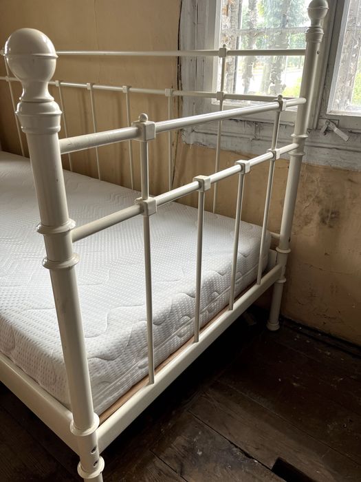 Łóżko 90 x 200 z materacem