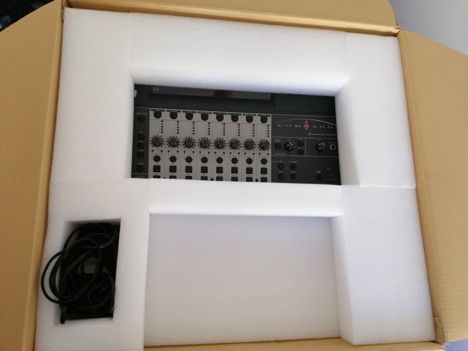 Vendo controlador de mix de áudio Digidesign Command 8