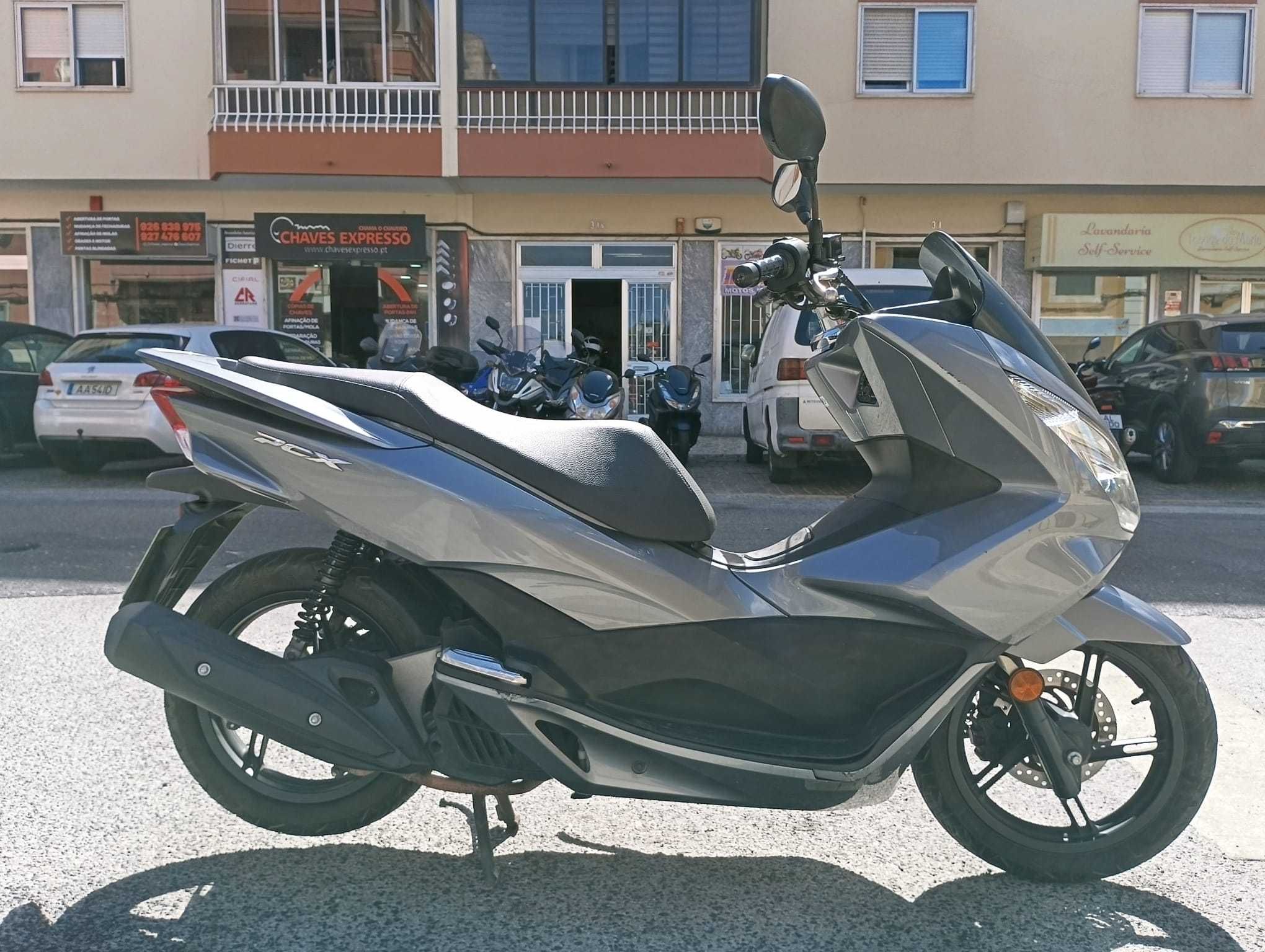 Honda PCX 125 de 2016, com 85.000 km em excelente estado.