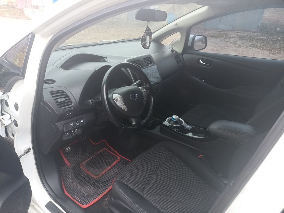 Продам Nissan leaf.