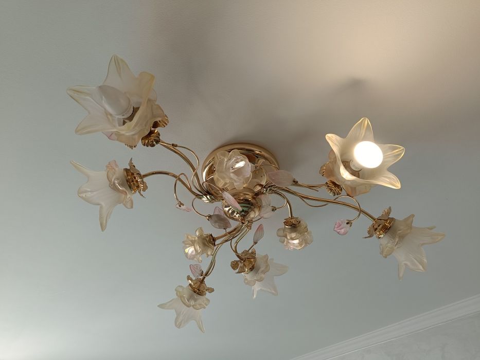 Продам люстру світильник