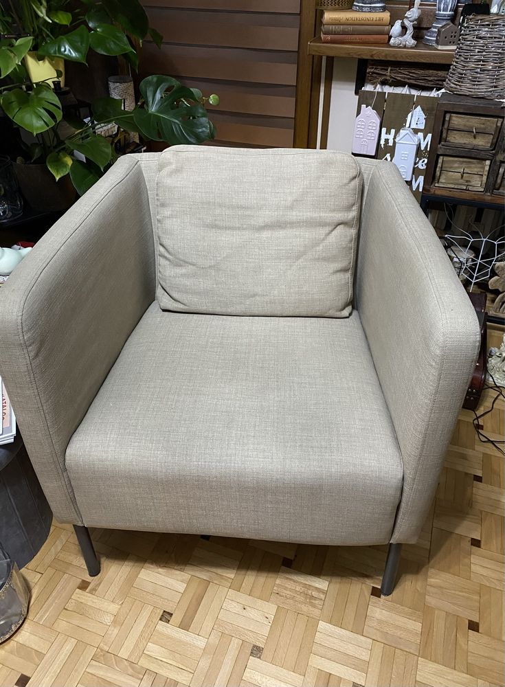 2 fotele kwadratowe klocki Ikea jasnobeżowe loft retro