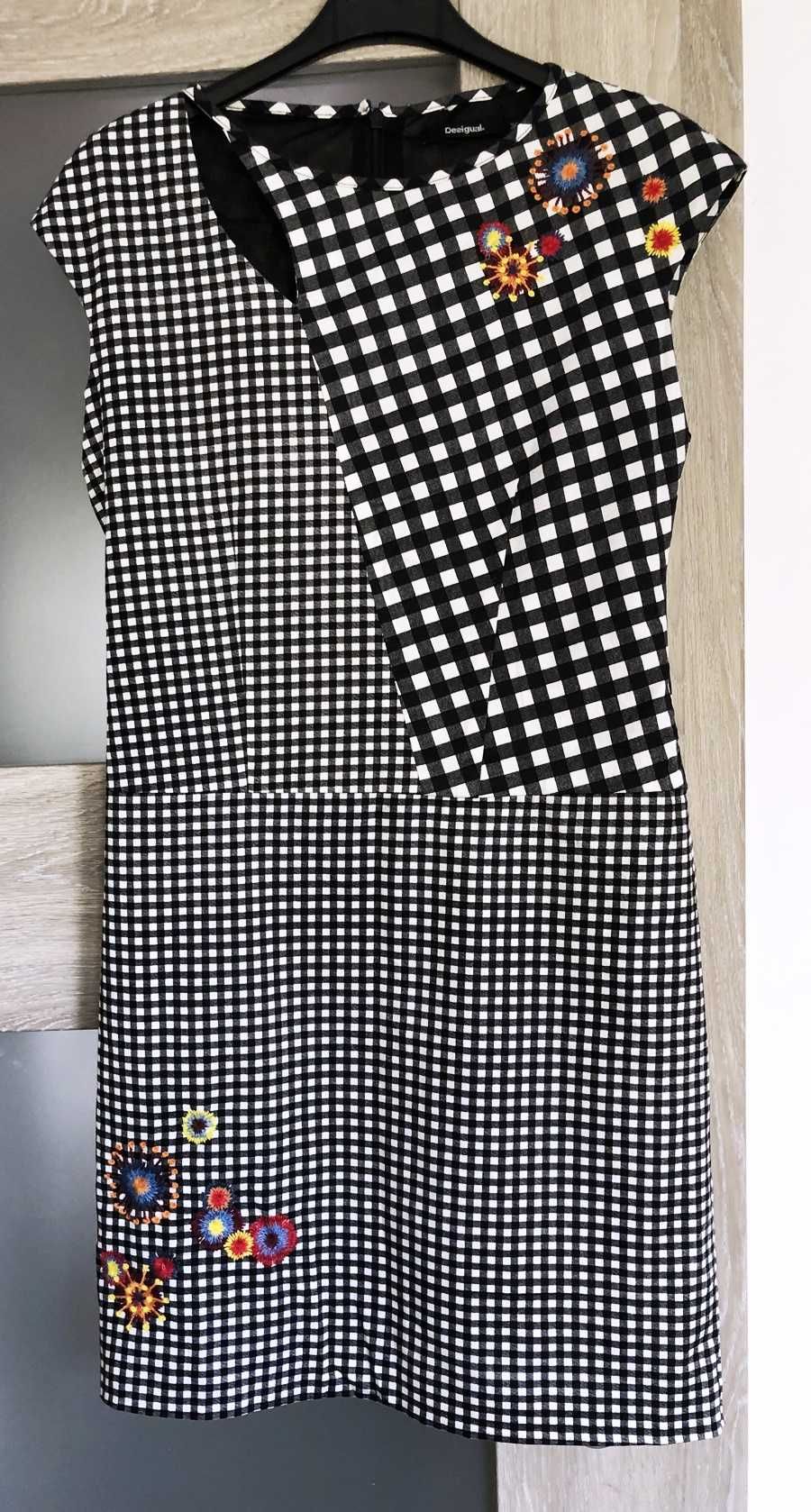 Śliczna sukienka Desigual, w tonacji czarno-białej, na podszewce, 36