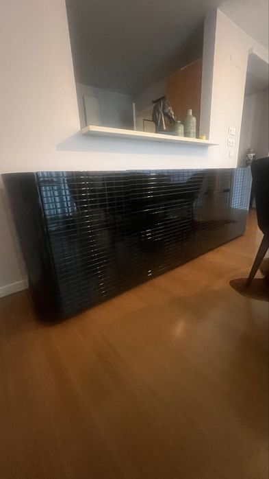 Aparador Preto com detalhes quadriculados