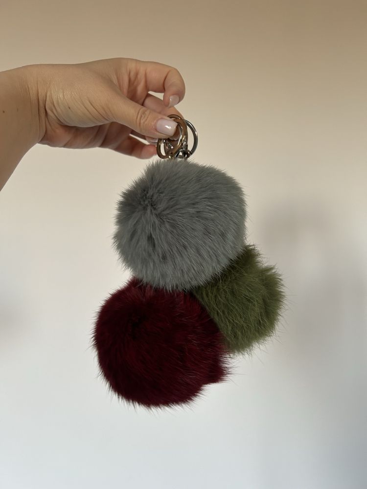 Futrzaste pompony - bordowy, szary, khaki - do torebki; breloki