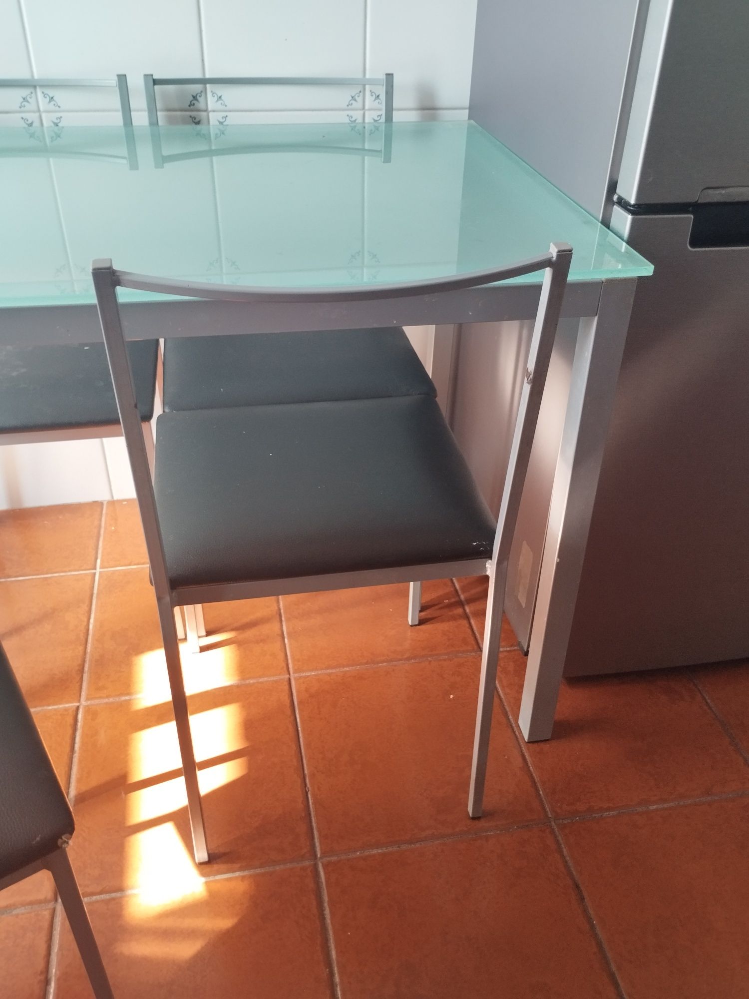 Mesa de cozinha e cadeiras