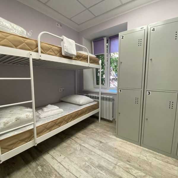 Женский  Hostel Dvor 150 грн в сутки.  3000грн в месяц