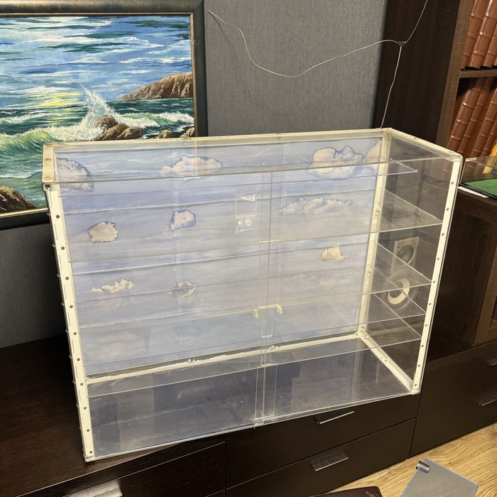 Шафа з оргскла. Використовувалась для стендових моделей.