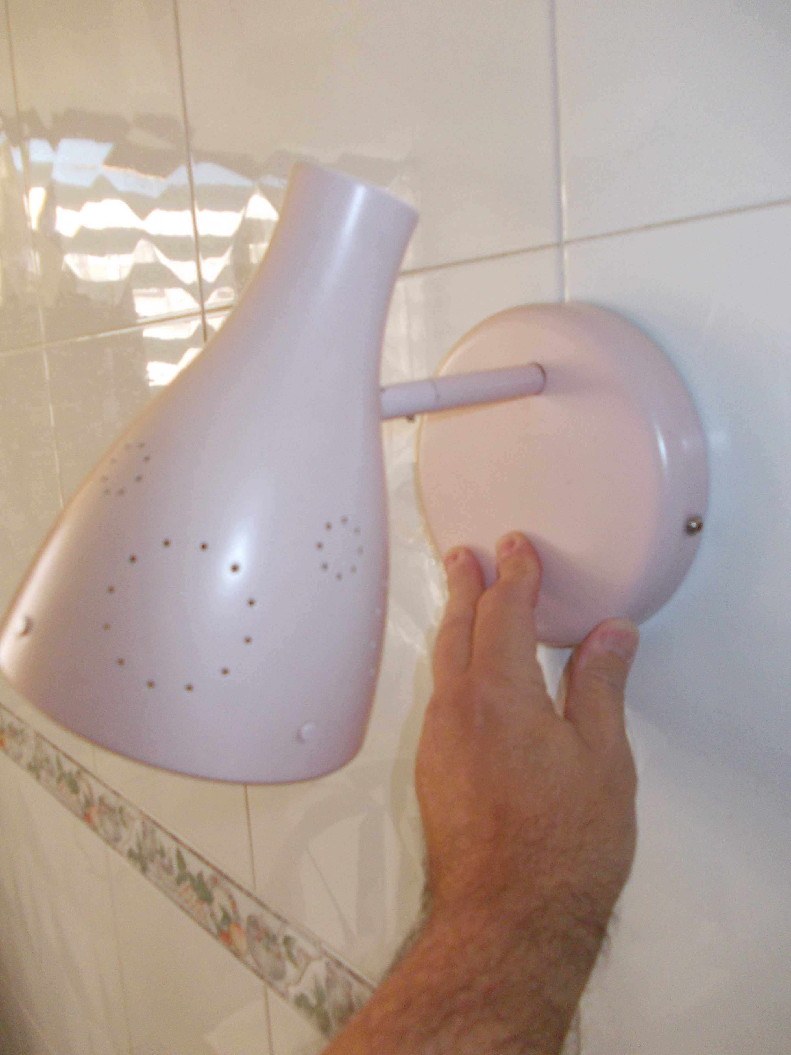 Candeeiro rosa de afixar à parede para quarto criança