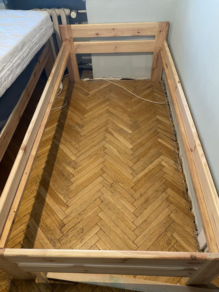Łóżko jednoosobowe z materacem